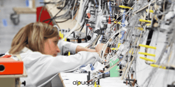 Opératrice de Fabrication Câble Automobile