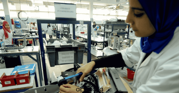 Opératrices de cartes électroniques