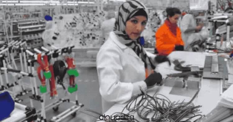 Opératrice de câblage automobile