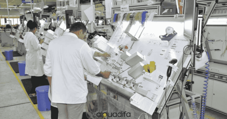 Poste d'Opérateur de Câblage en Industrie Automobile